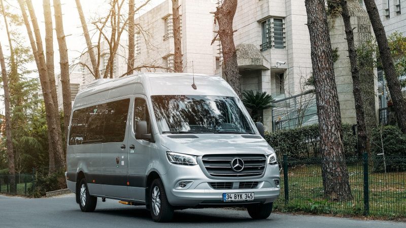 Turizm sektöründeki ihtiyaçlara yönelik çözümleriyle Mercedes-Benz, 2024 sezonunda da yeni modelleri ile sektörün hizmetinde